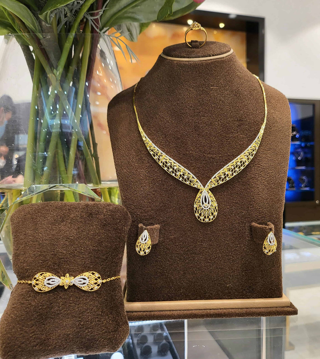 Should You Invest In Hand-Crafted Gold Pendants Or Machine-Made?