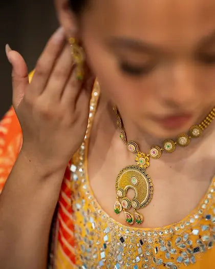 A woman wearing Indian gold jewellery set made by OM Gold & Diamonds Australia 