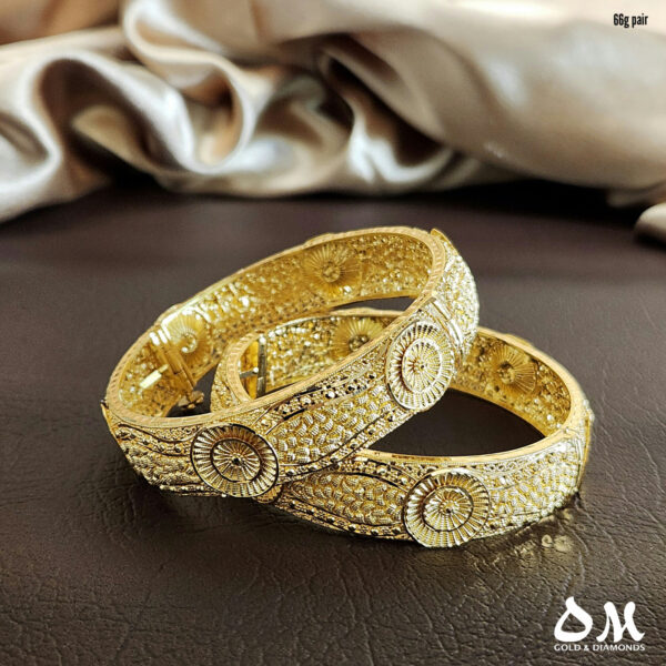 Gold circle detailed bangle pair set