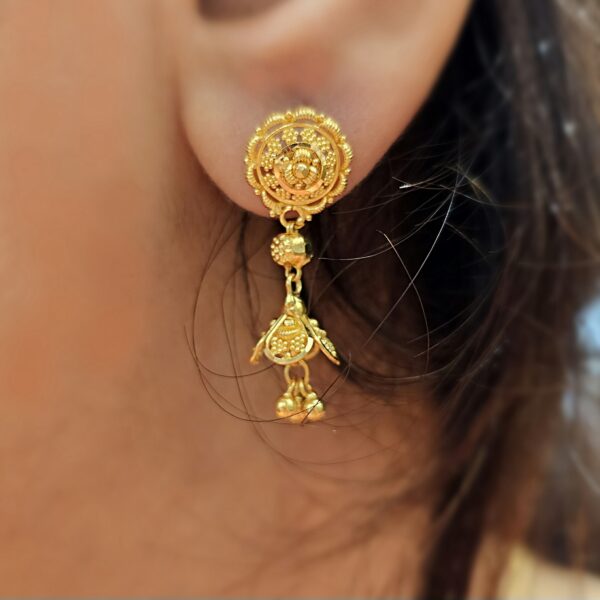 Floral dangle earring in gold